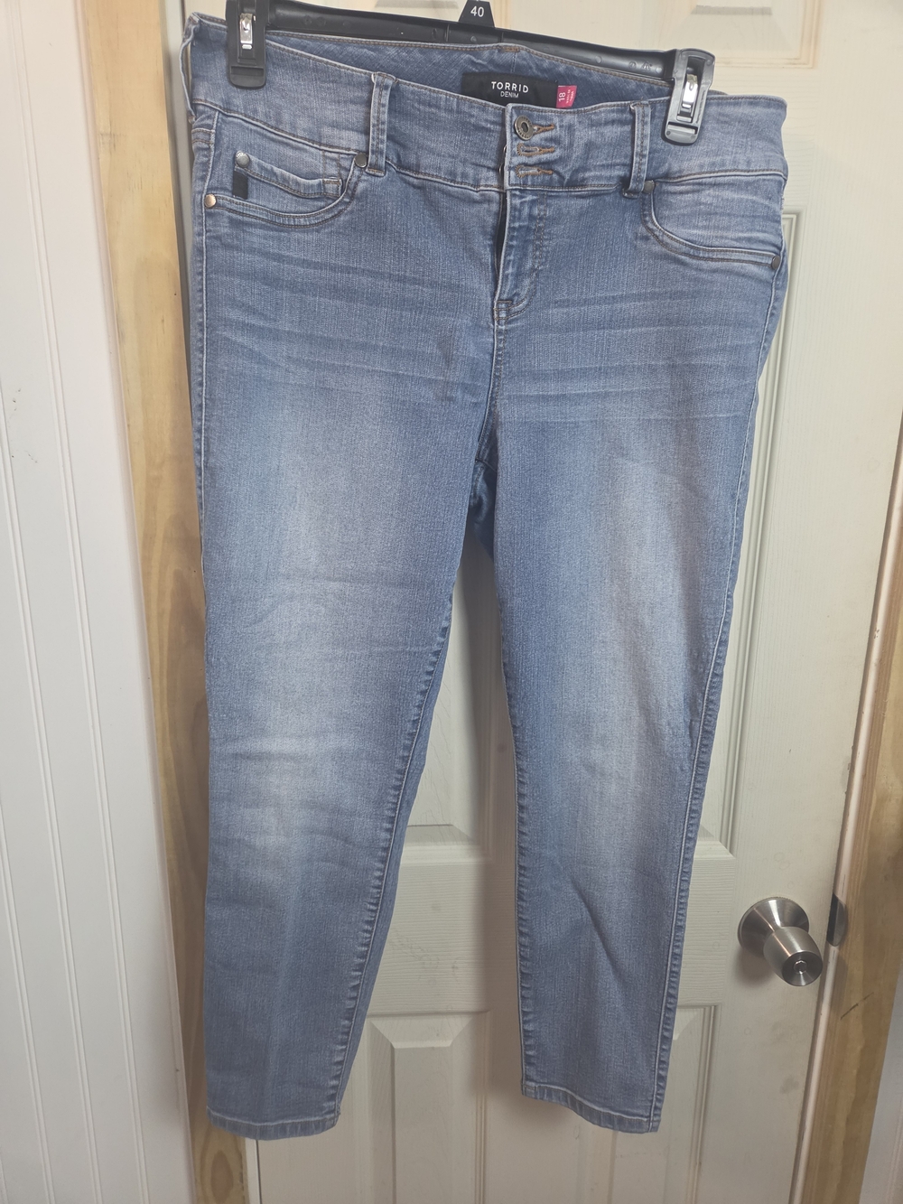 torrid Light Wash Blue Cropped Skinny Ankle Jeans
